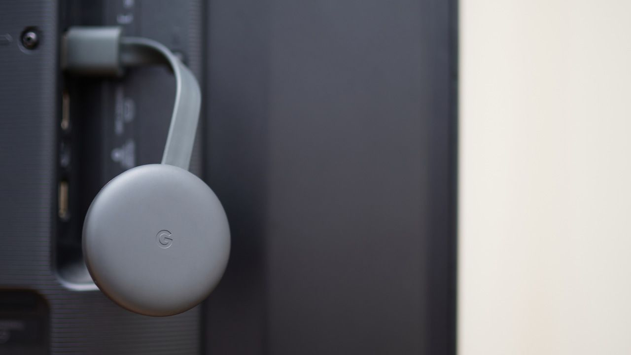 Chromecast instalado em televisão.