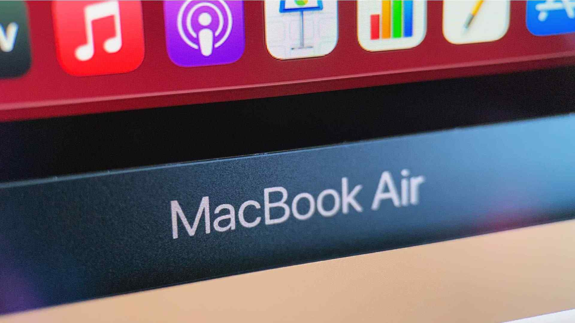 Foto do MacBook Air com foco na parte inferior da tela, onde o nome do notebook aparece escrito