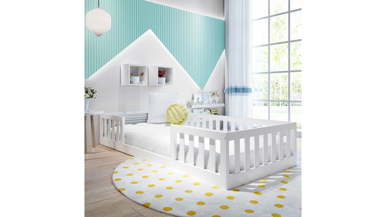 Cama Montessoriana Solteiro Maria sobre tapete de bolinhas amarelas, em quarto decorado.