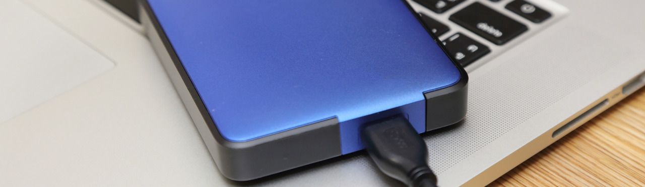 HD externo 2TB azul em close