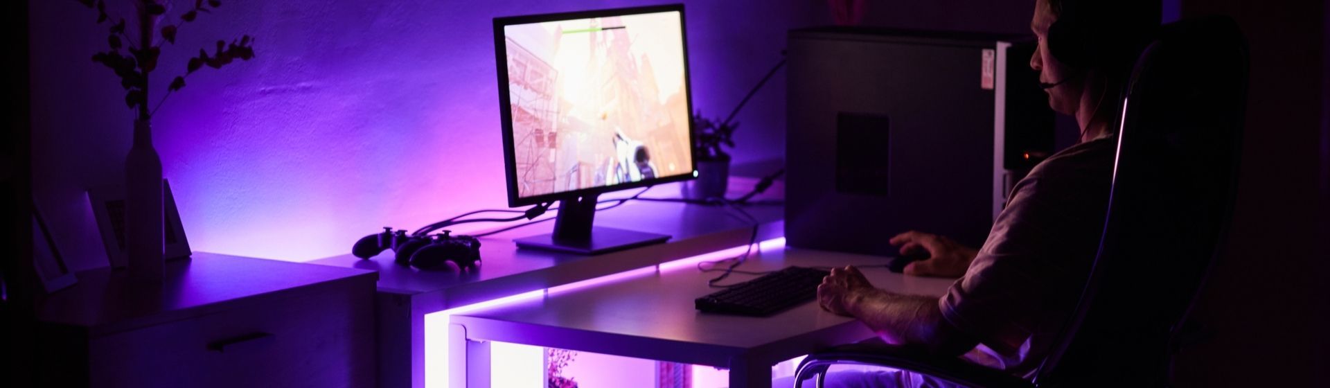 Homem usando mesa gamer para jogar no PC