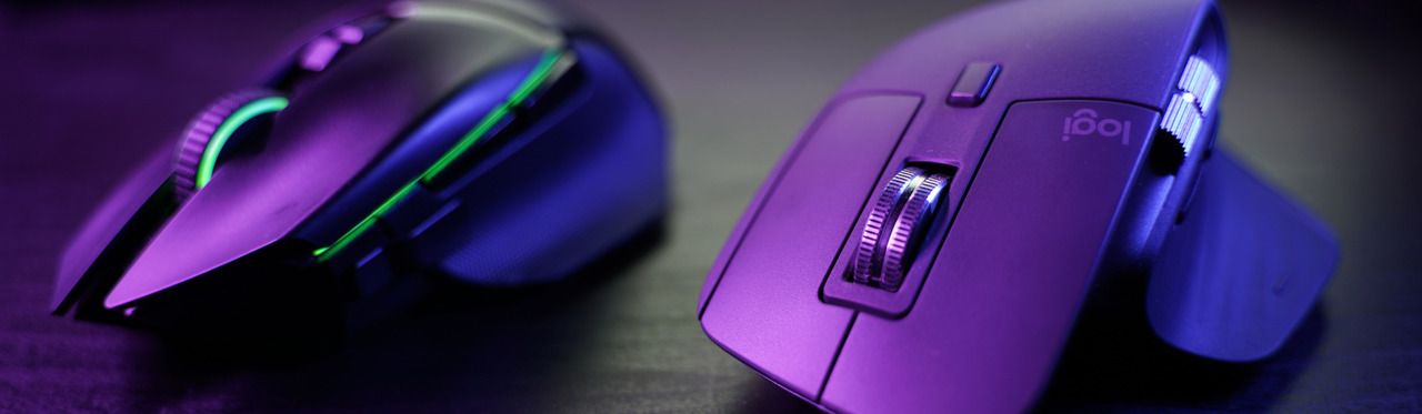 Dois mouses gamer sem fio em close
