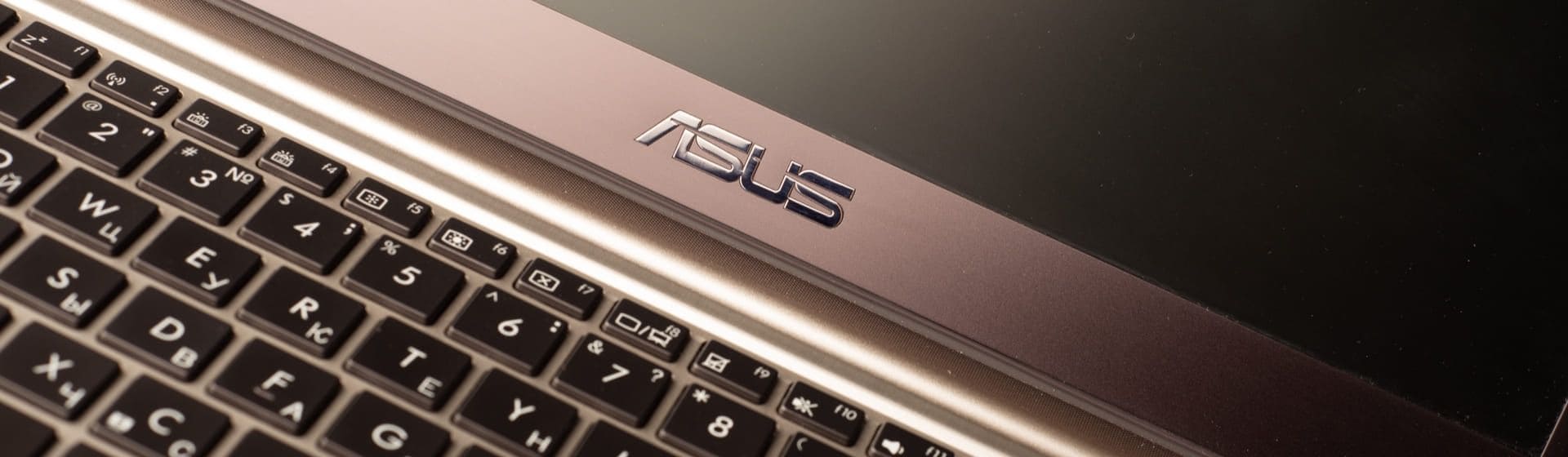 Notebook Asus rosa com logo em close e teclado preto