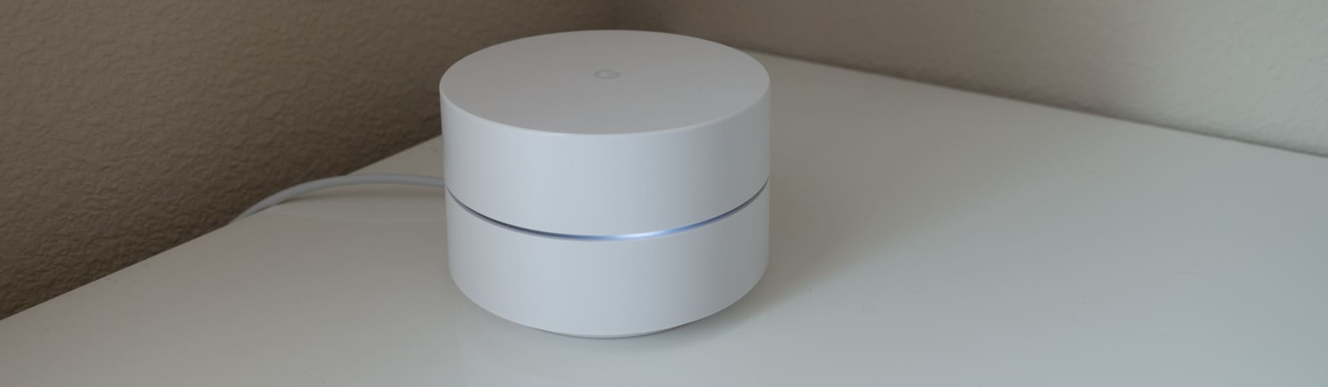 Roteador Mesh branco em cima de mesa branca