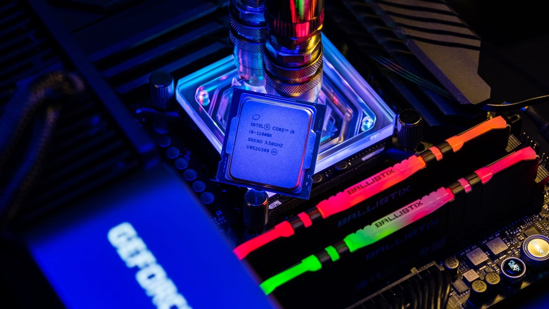 Placa-mãe com memória e placa de vídeo encaixado, mas com processador i9 do lado de fora, prestes a ser encaixado