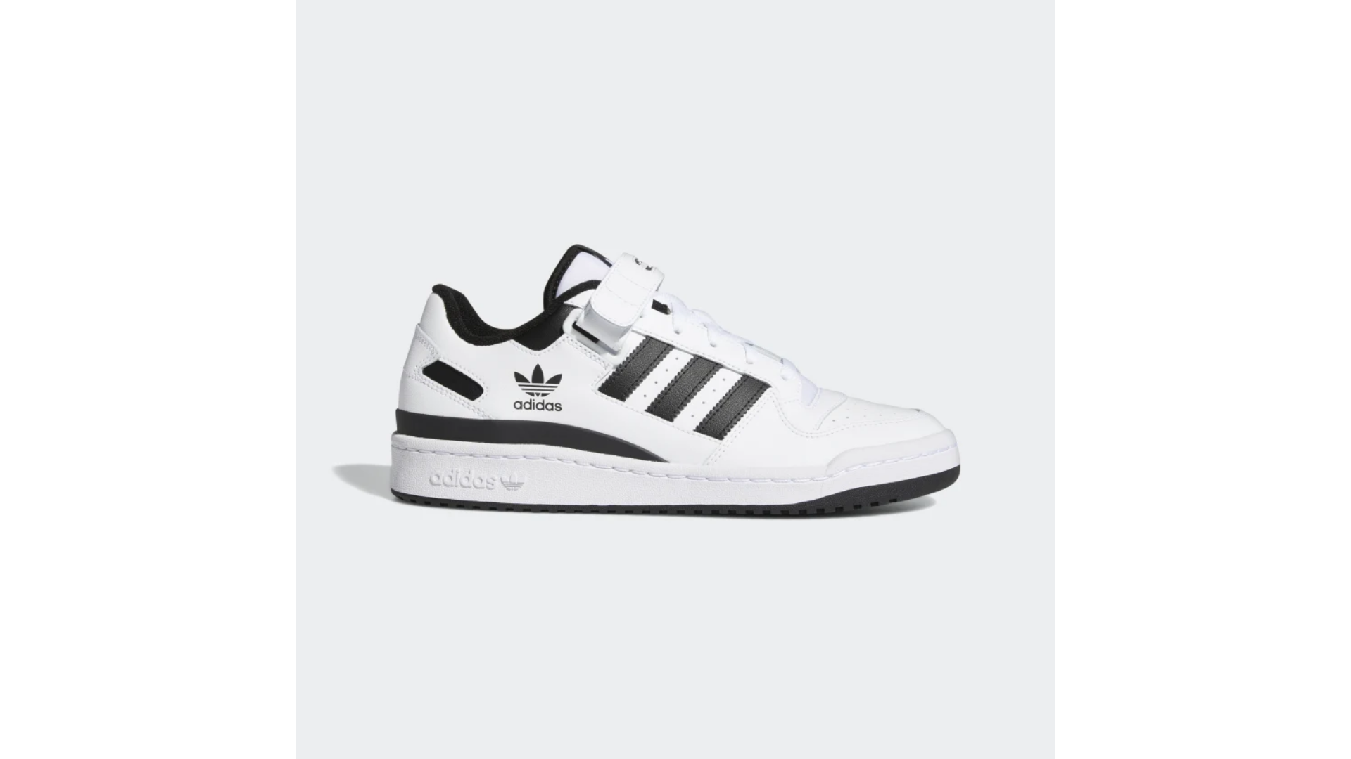 Tênis de skate Adidas Forum Low de lateral, em fundo cinza.