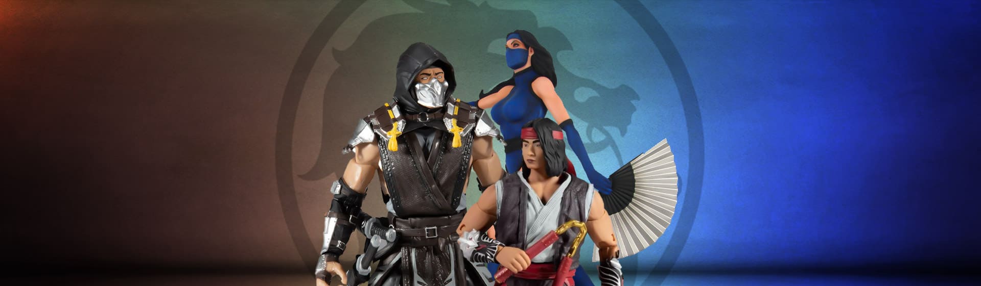 Ilustração com produtos de personagens Mortal Kombat e logo do dragão ao fundo