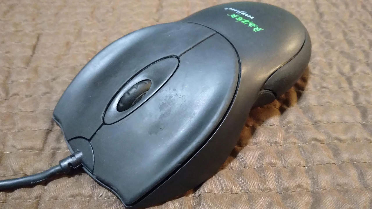 Primeiro mouse Razer cinza com fio