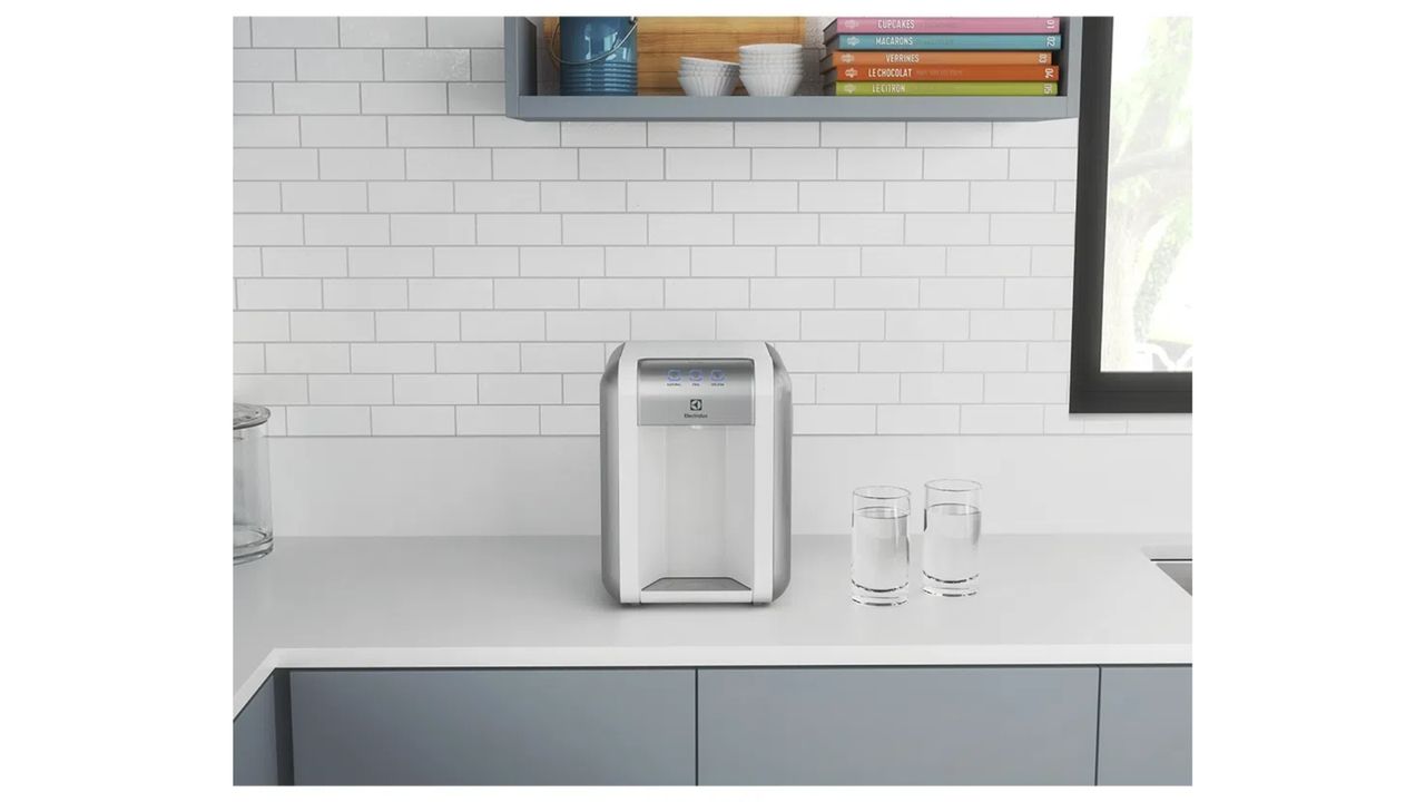 Purificador de água Electrolux PE11B sobre bancada branca.