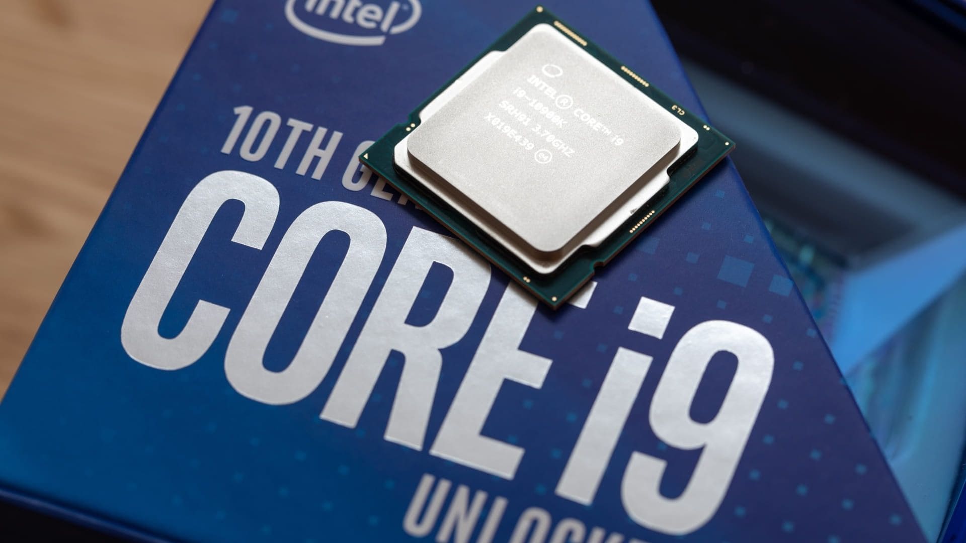 Caixa azul com processador i9 em cima