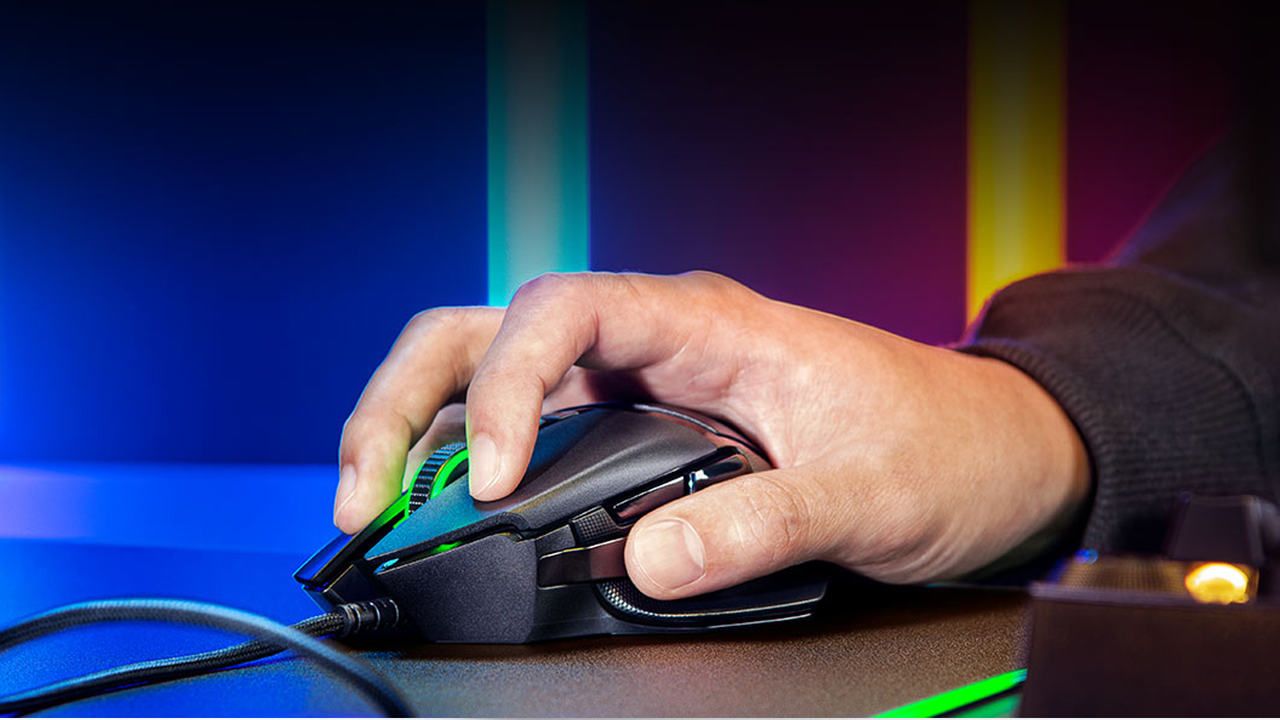 Homem apoiando mouse ergonômico Logitech em uma mesa