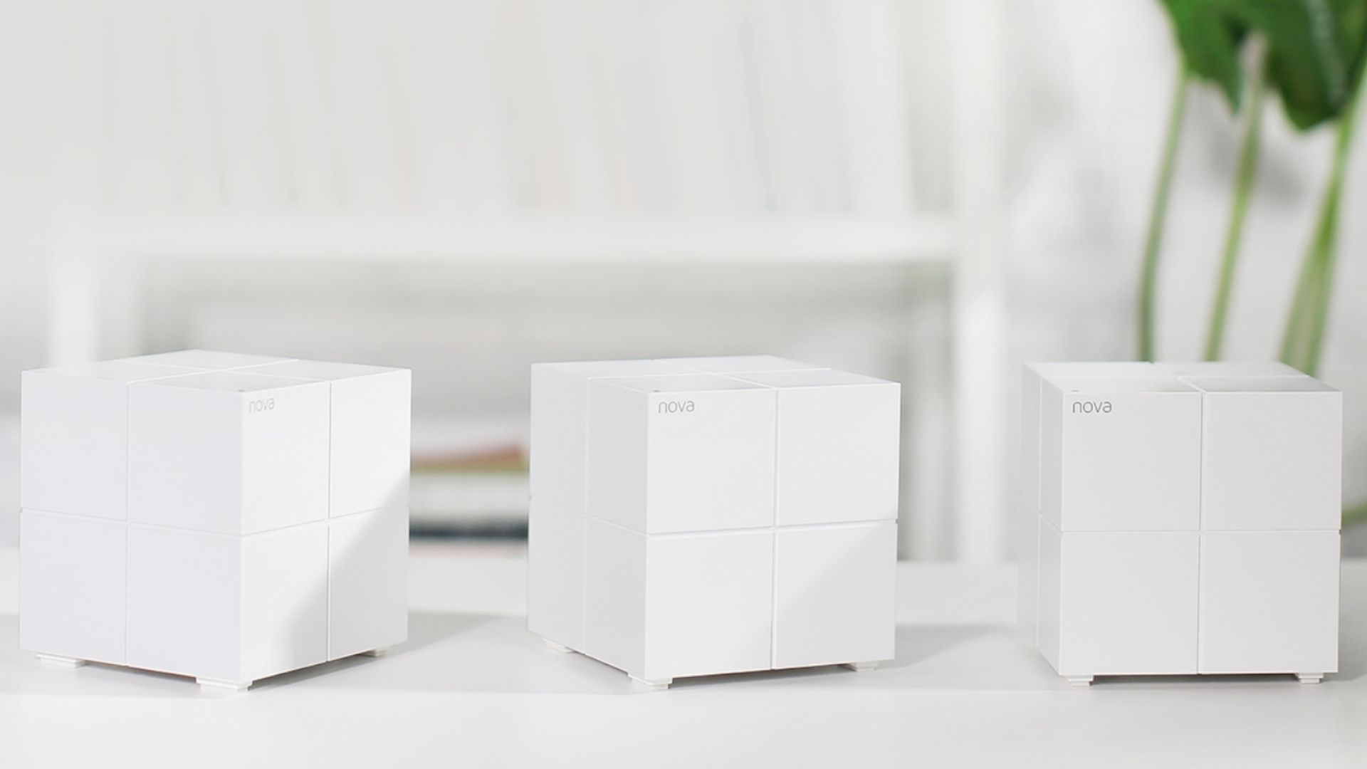 Três modelos do Roteador Mesh Tenda MW6 brancos em cima de uma mesa branca