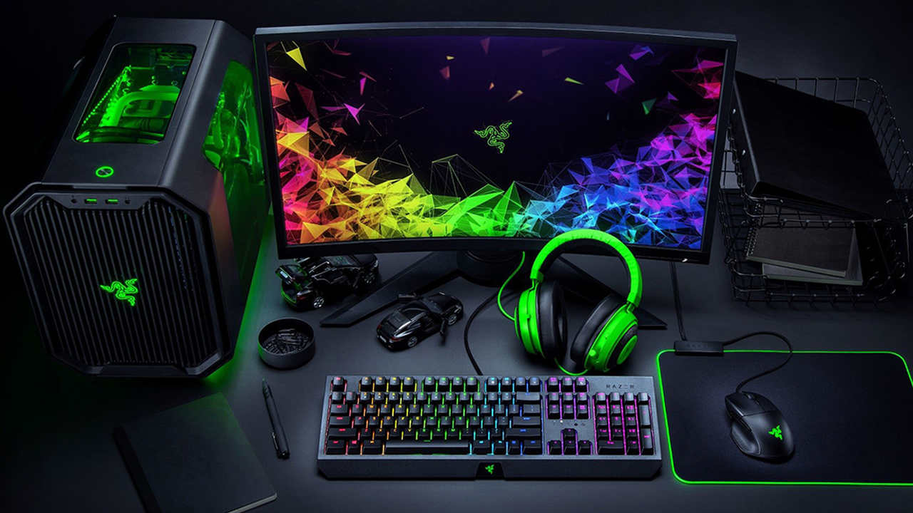 Setup Razer completo com gabinete, monitor, teclado preto com RGB, mouse, mouse pad e headset
