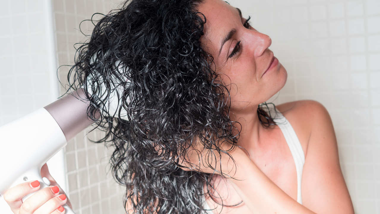 Secador de cabelo bivolt: 7 opções para você não se preocupar