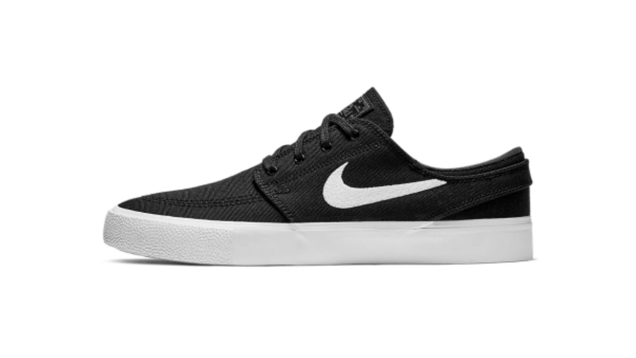 Lateral do tênis de skate Nike SB Buscapé Stefan Janoski Canvas em fundo branco.