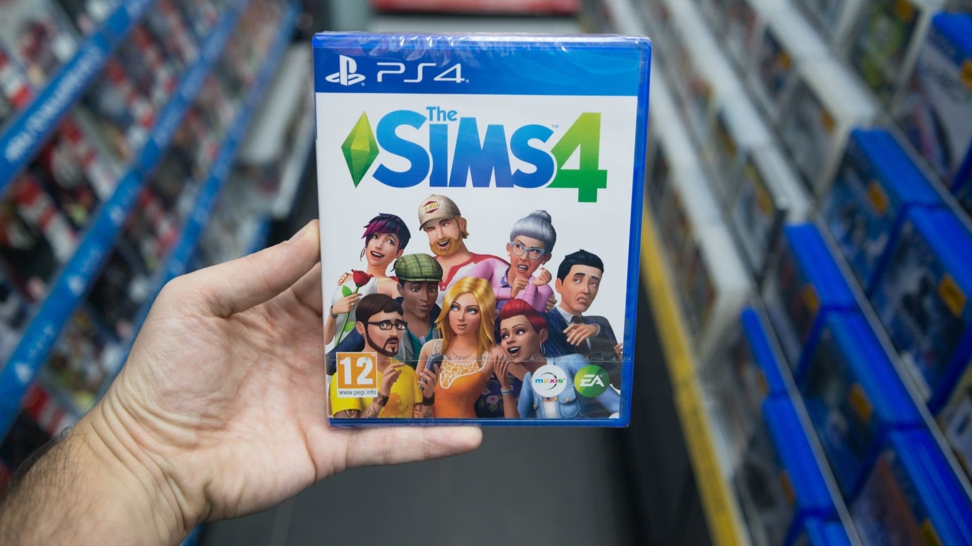 mão segura capa de jogo The Sims 4 para PS4
