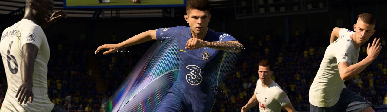 Jogador de futebol vestido de azul avança em meio a três defensores vestidos de branco