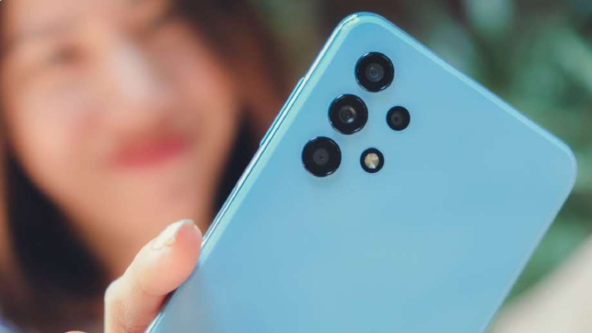 Galaxy A32 5G azul na mão de mulher