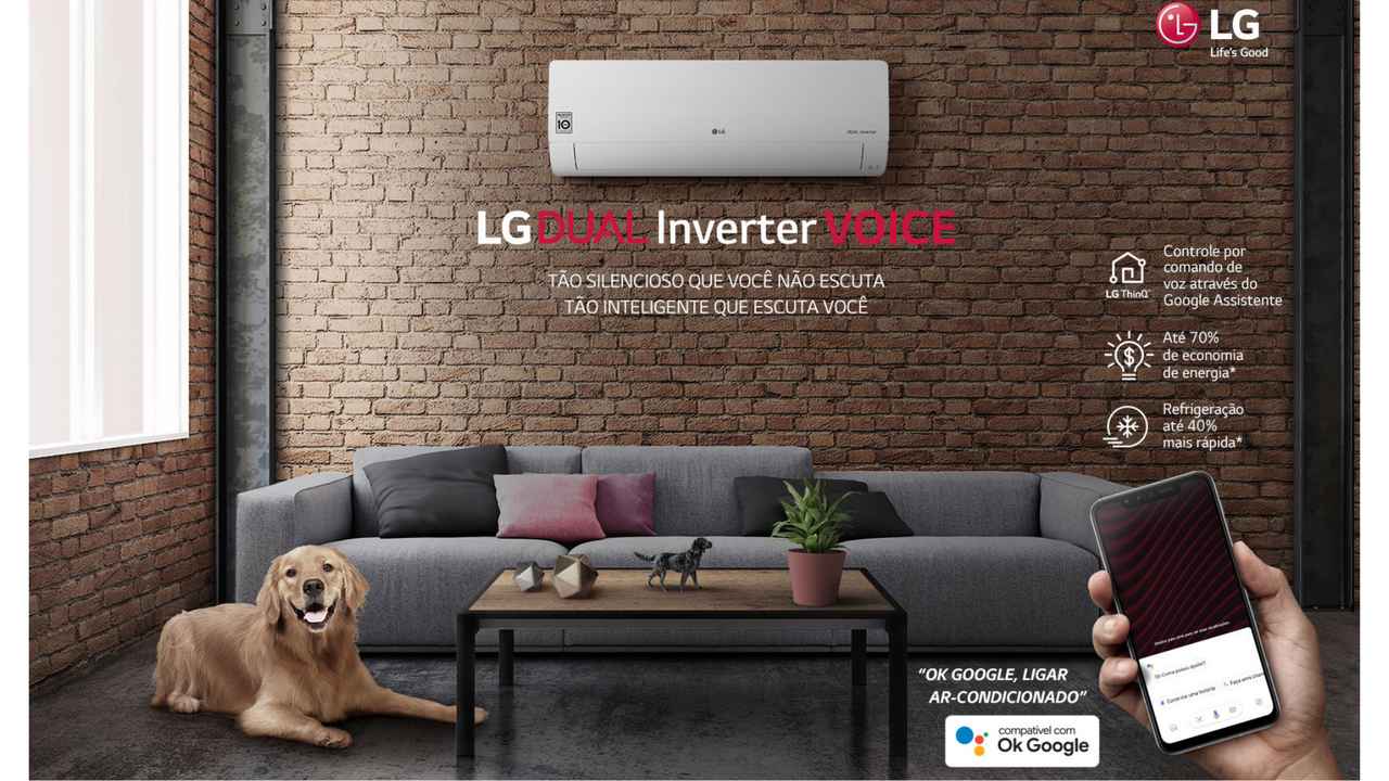 Ar-condicionado LG Dual Inverter Voice instalado em parede de tijolos com escritos da divulgação do modelo na imagem