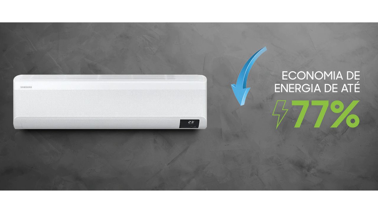 Ar-condicionado Samsung Wind Free instalado em parede cinza com o escrito "Economia de energia de até 77%" do lado direito do aparelho