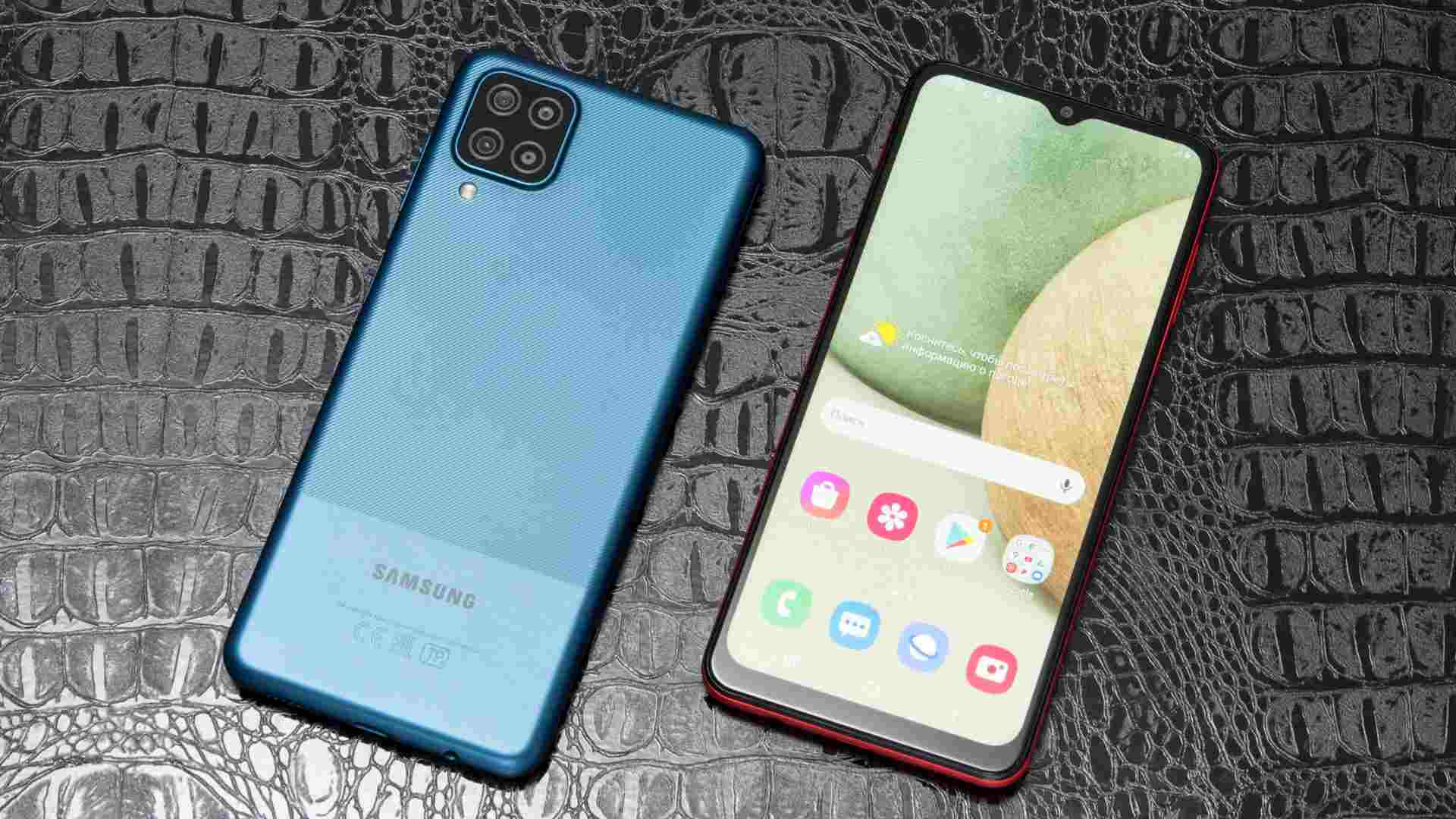 Galaxy A12 azul com destaque para suas quatro câmeras