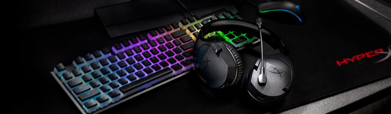 Headset HyperX em um setup gamer com teclado iluminado