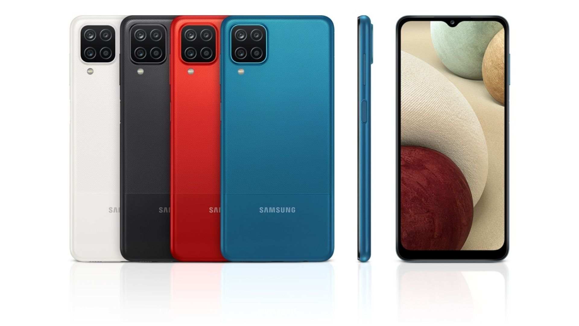 Quatro celulares Galaxy A12, um branco, um preto, um vermelho e um azul, com traseira em destaque ao lado de um outro aparelho de lado e um de frente