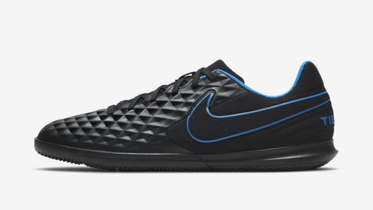 Chuteira Futsal Nike Tiempo Legend 8 Club Adulto preta com detalhes em azul