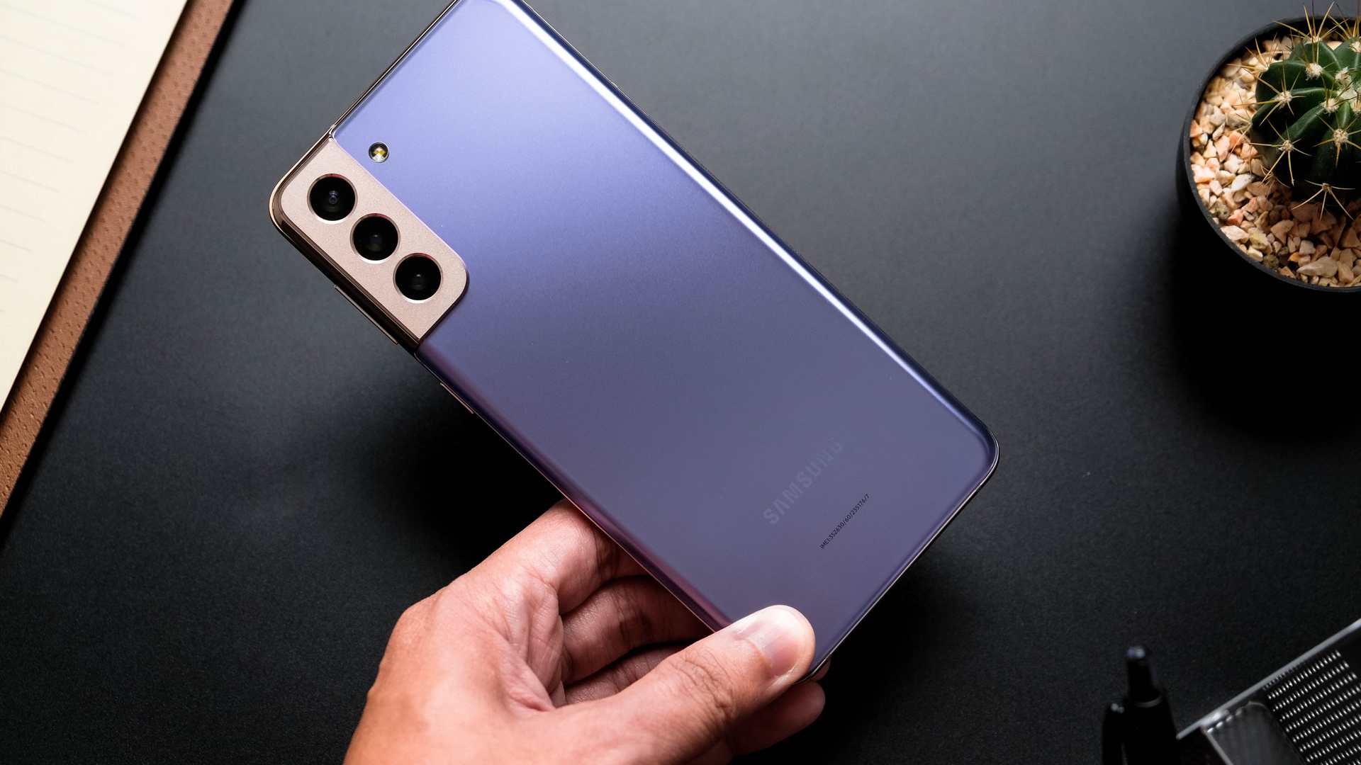 Mão segurando o Samsung Galaxy S21, um dos melhores celulares Android de 2021