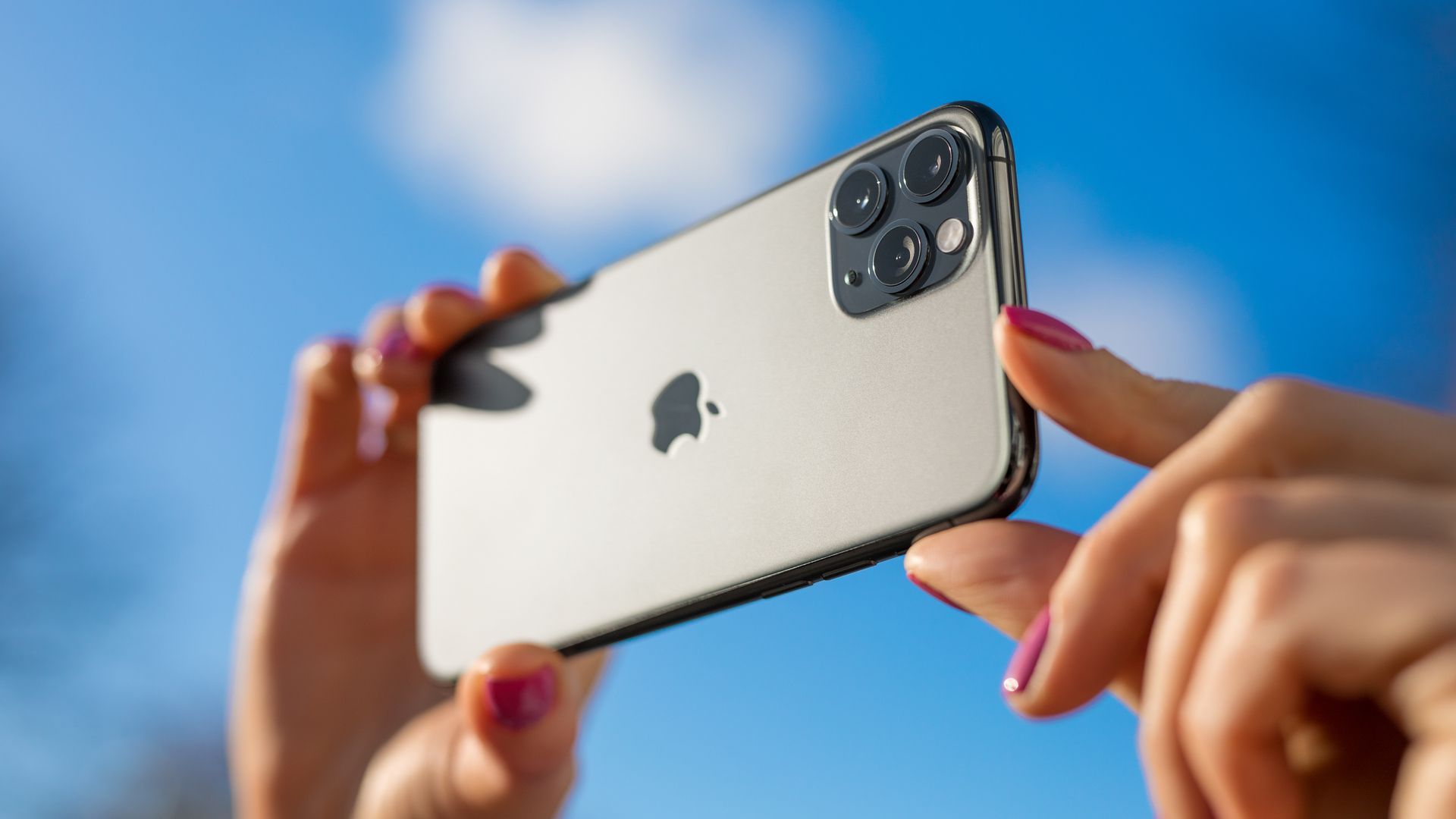 Foto de uma pessoa usando o iPhone 11 Pro Max para tirar fotos