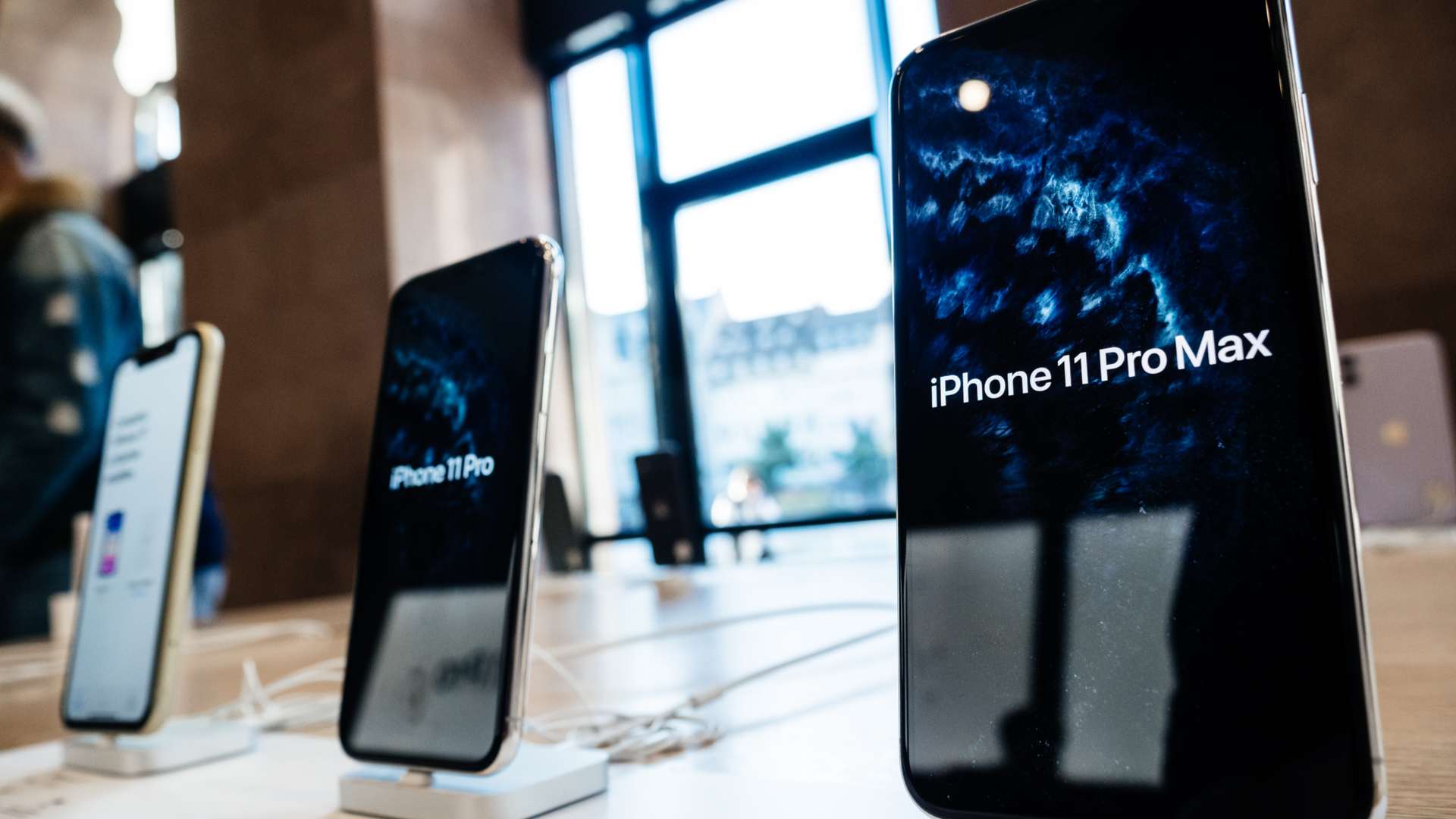 iPhone 11 Pro MAx sendo exibido em um painel de vendas