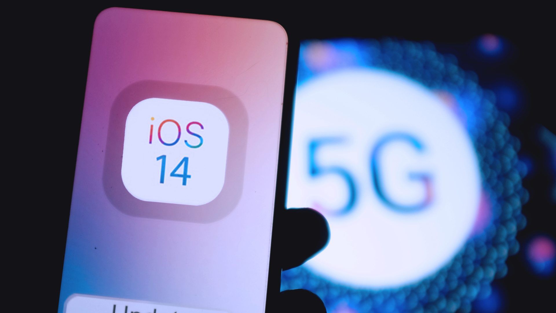 Foto de um iPhone com a tela de atualização para o iOS 14