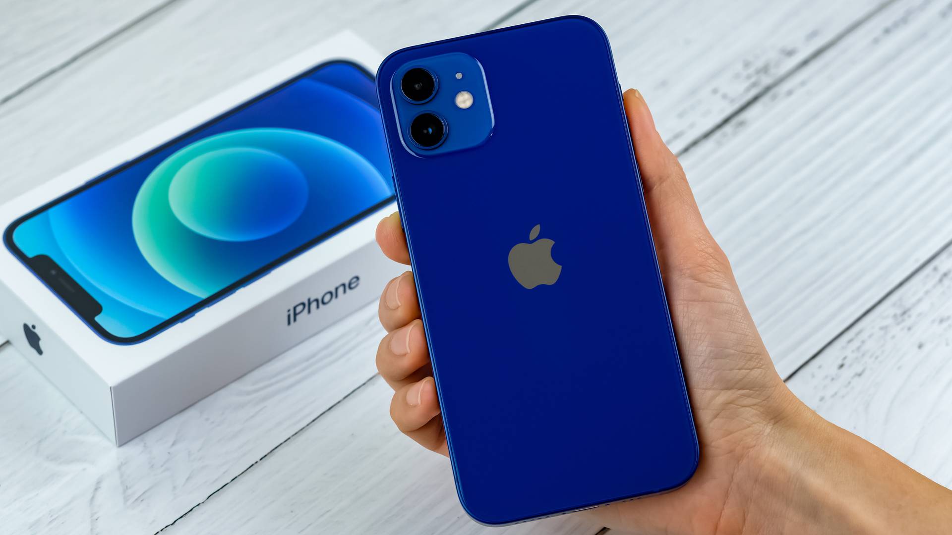 Foto de uma mão segurando o iPhone 11 Pro Max