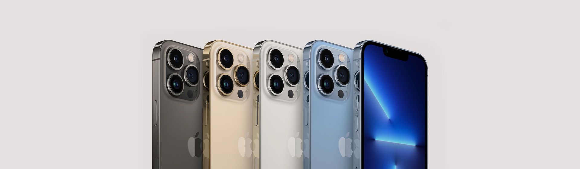 Cinco modelos de iPhone 13, quatro mostrando a traseira, nas cores grafite, dourado, prateado e azul, e outro com tela acesa