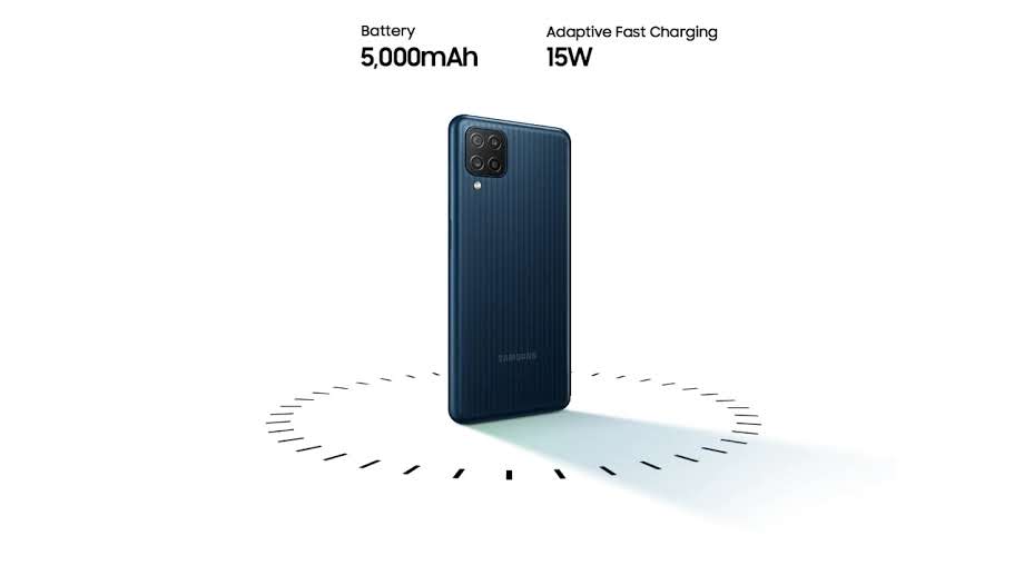 Traseira do Galaxy M12 com especificações da bateria