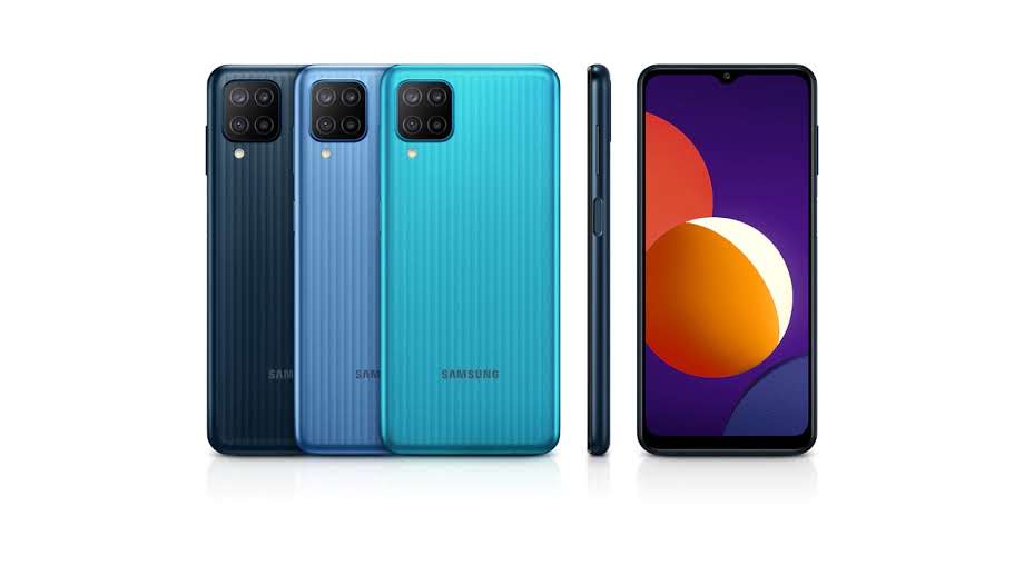 Traseira de três Galaxy M12 de cores diferentes, um de lado e um de frente em fundo branco