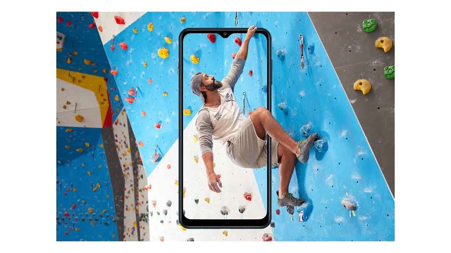 Homem saindo da tala do Galaxy M12 em parede de escalada