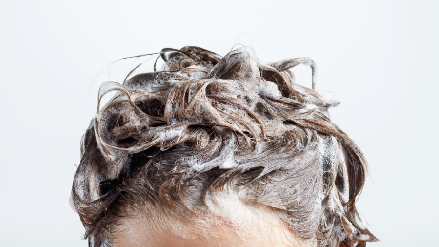 Confira a nossa seleção dos melhores shampoos para queda de cabelo de 2021! (Imagem: Reprodução/Shutterstock)