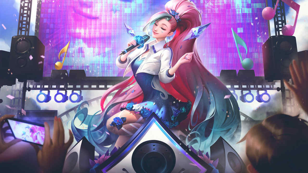 LoL skin Seraphine cantando em um palco para o público