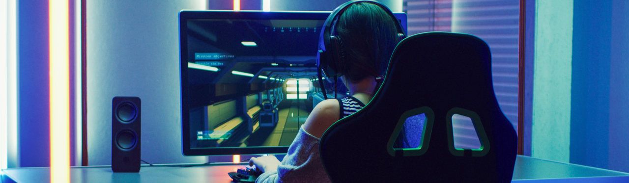 Garota de costas jogando em monitor 144Hz