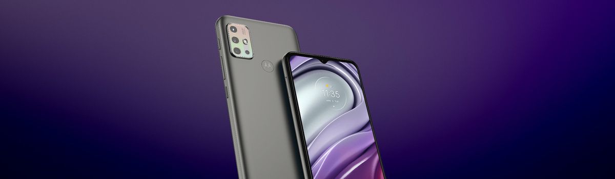 Dois modelos de Moto G20 em um fundo roxo: um com a traseira cinza e outro com a tela acesa