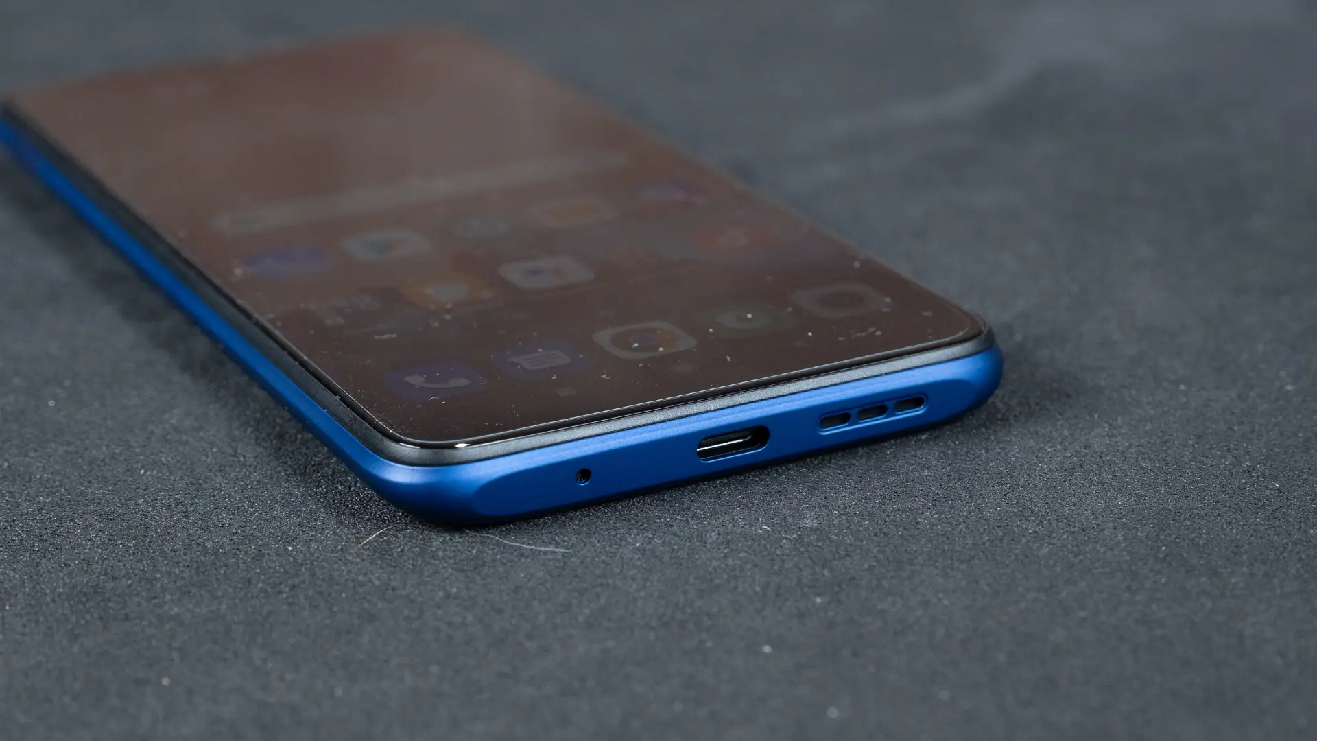 Parte inferior do Poco M3 mostrando a entrada USB-C