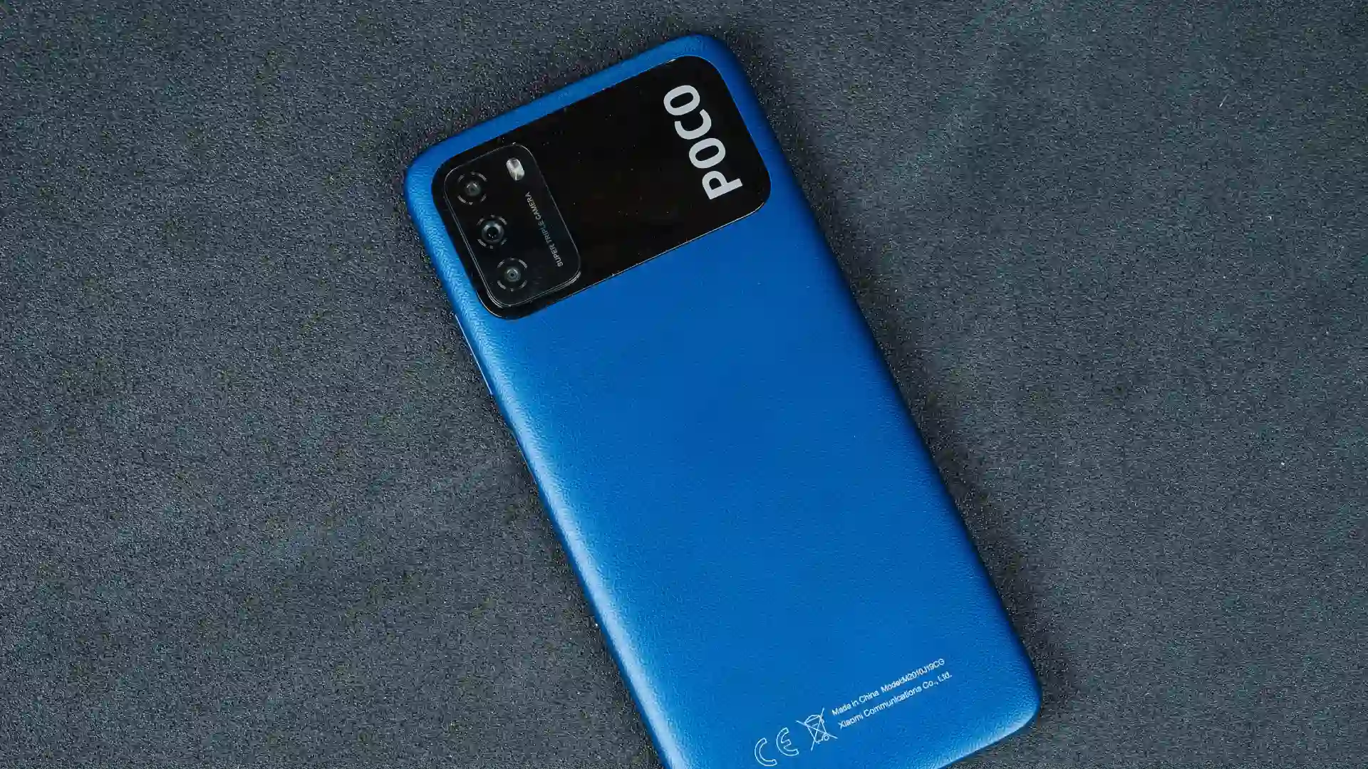Traseira do Poco M3 na cor azul em fundo cinza