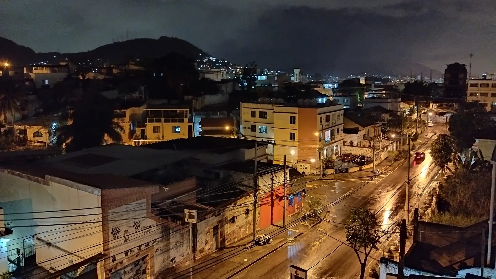 Foto de uma rua tirada com o modo noturno do Poco M3