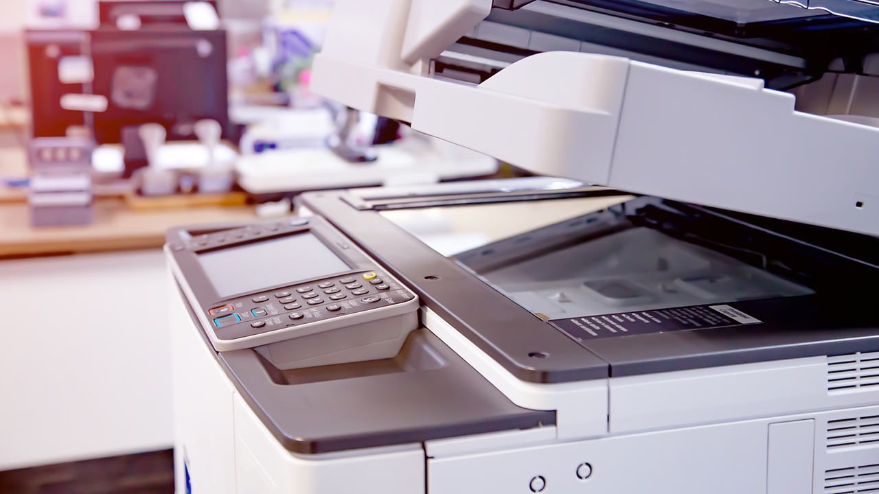 Impressora branca com vidro do scanner semi aberto em escritório