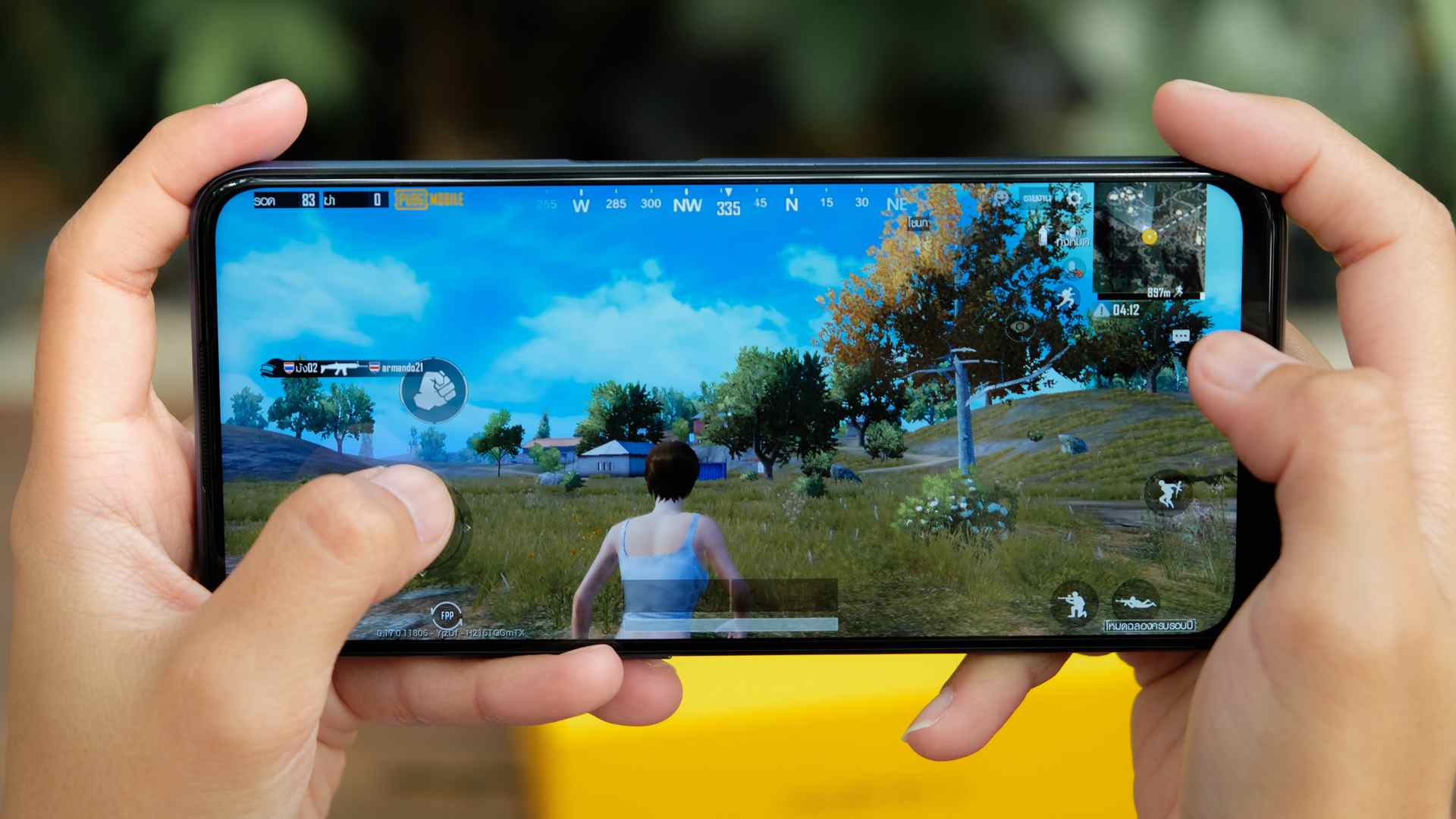 Pessoa jogando no Realme 6