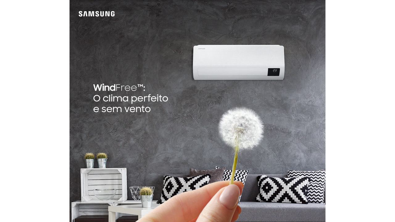 Samsung Wind Free instalado em parede cinza com o escrito "WindFree - O clima perfeito e sem vento" do lado esquerdo