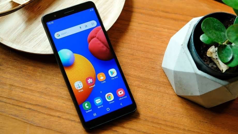 Galaxy A01 apoiado em mesa ao lado de vaso de planta