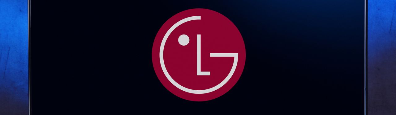 TV com símbolo da LG aberto em fundo preto na tela