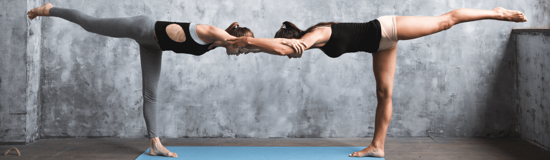 Capa do post: Yoga em dupla: 5 posturas de yoga para praticar em dupla
